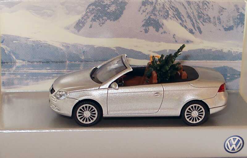 Foto 1:87 VW Eos silveressence-met. Weihnachten mit Tannenbaum und Schlitten Werbemodell Wiking 1F0099301B