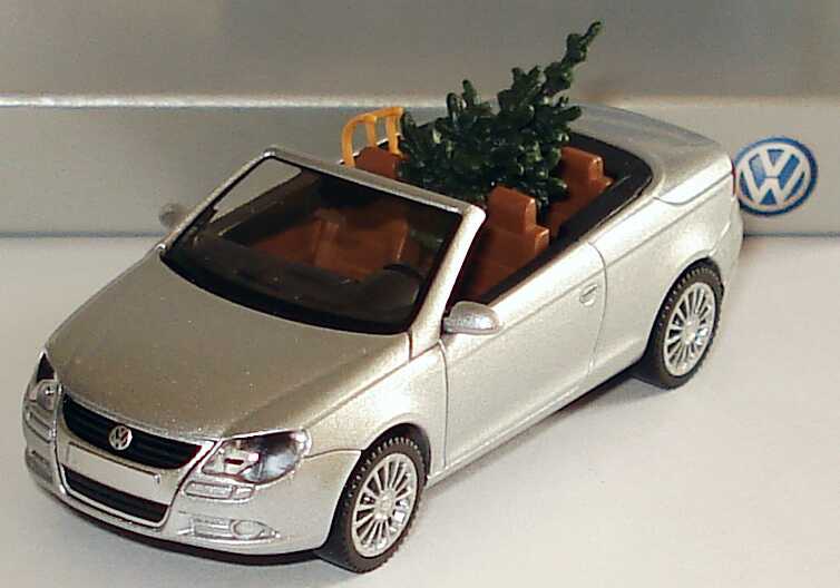 Foto 1:87 VW Eos silveressence-met. Weihnachten mit Tannenbaum und Schlitten Werbemodell Wiking 1F0099301B