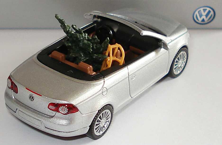 Foto 1:87 VW Eos silveressence-met. Weihnachten mit Tannenbaum und Schlitten Werbemodell Wiking 1F0099301B