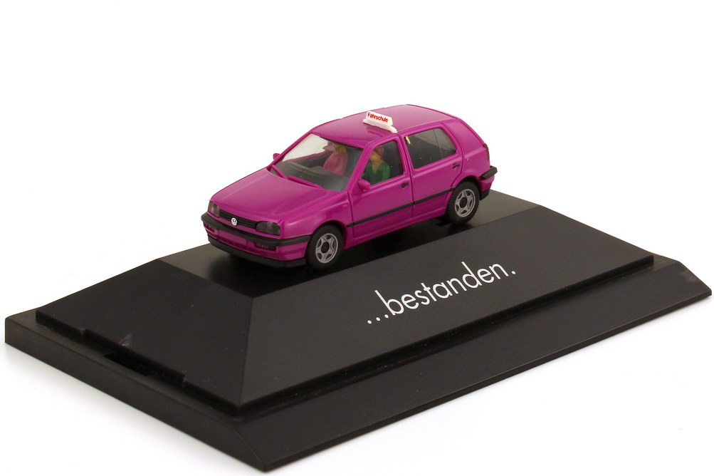 Foto 1:87 VW Golf III 4türig Fahrschule pink mit 3 Figuren ...bestanden herpa 181266