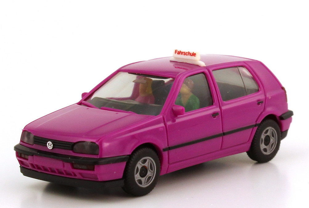 Foto 1:87 VW Golf III 4türig Fahrschule pink mit 3 Figuren ...bestanden herpa 181266