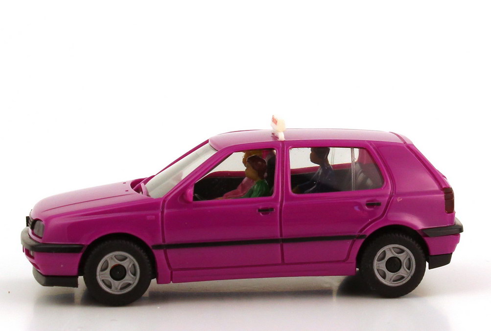 Foto 1:87 VW Golf III 4türig Fahrschule pink mit 3 Figuren ...bestanden herpa 181266