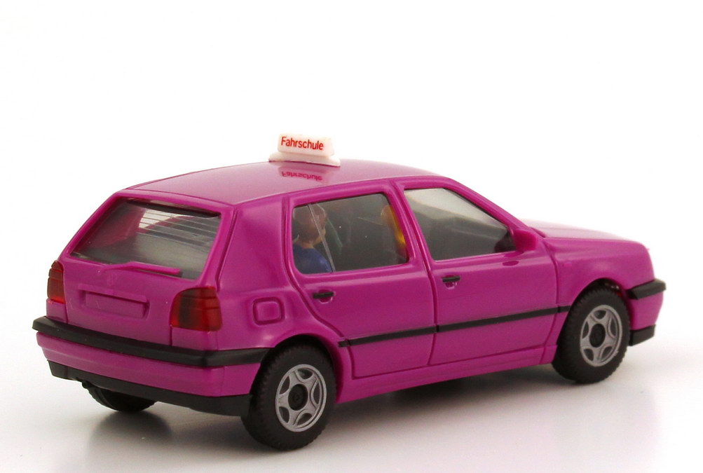 Foto 1:87 VW Golf III 4türig Fahrschule pink mit 3 Figuren ...bestanden herpa 181266