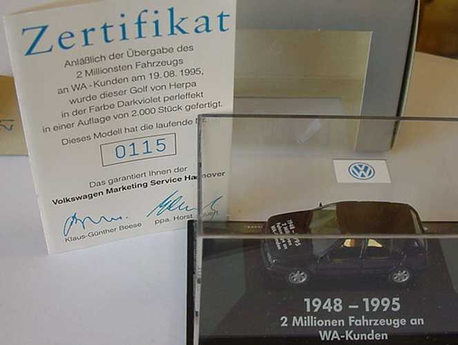 Foto 1:87 VW Golf III GL 4türig dunkelblau 1948-1995 2 Millionen Fahrzeuge an WA-Kunden Werbemodell herpa
