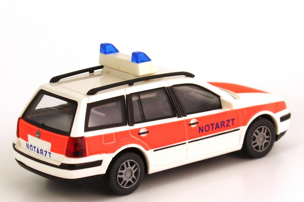 Foto 1:87 VW Golf IV Variant NEF Notarzt weiß/tagesleuchtrot Wiking 07106