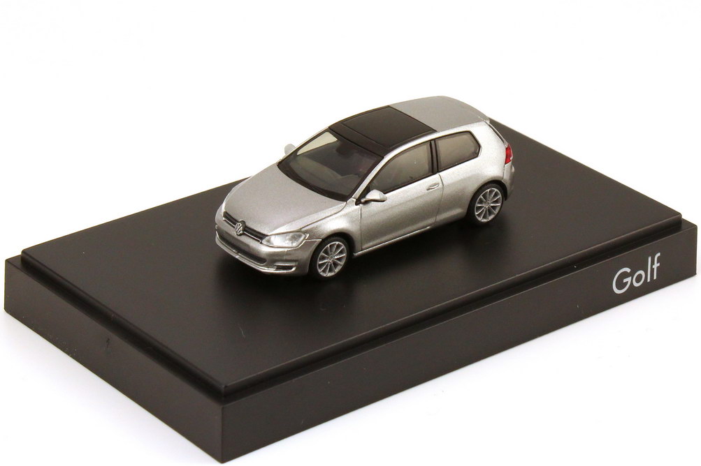 Foto 1:87 VW Golf VII 2012 2türig tungsten-silver-met. Werbemodell Rietze 5G3099301B7W