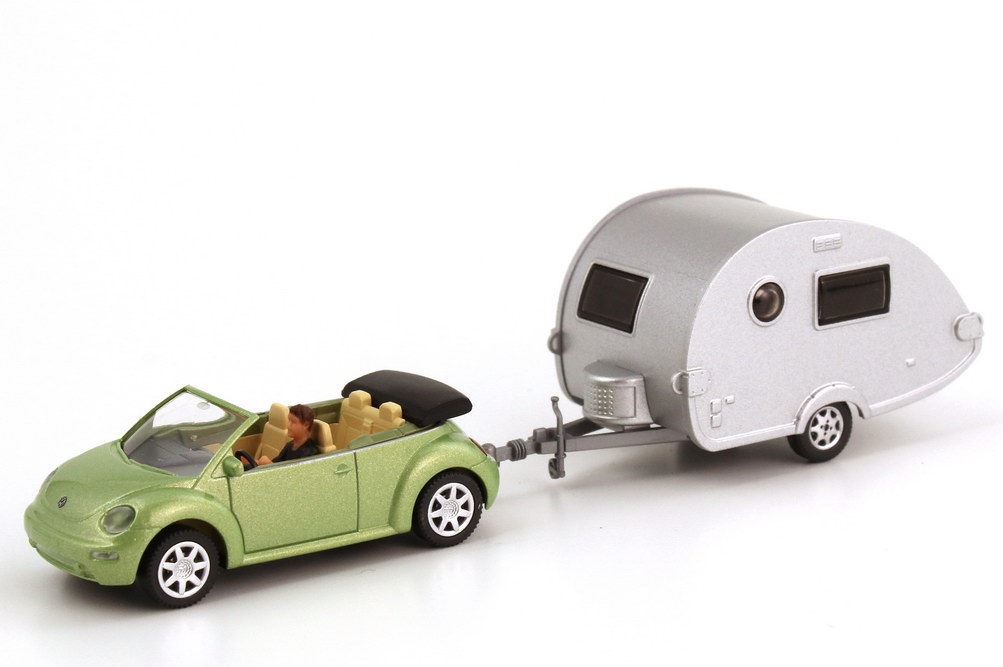 Foto 1:87 VW New Beetle Cabrio cybergreen-met. mit Fahrerin und T@B Wohnwagen silber Wiking 06340