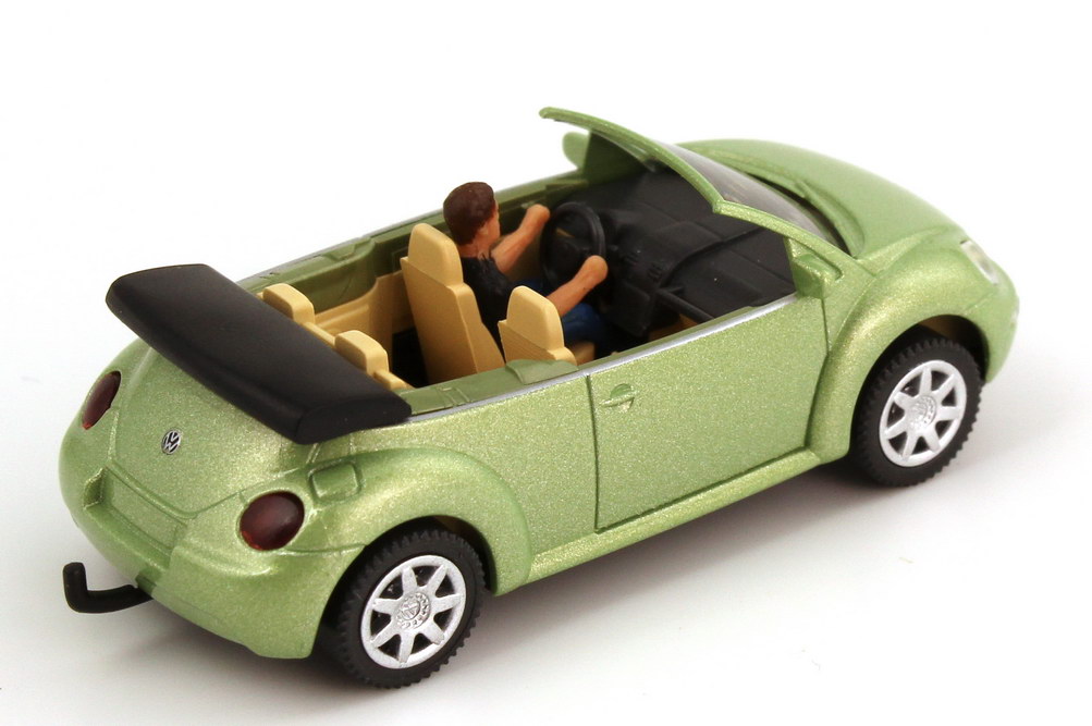 Foto 1:87 VW New Beetle Cabrio cybergreen-met. mit Fahrerin und T@B Wohnwagen silber Wiking 06340