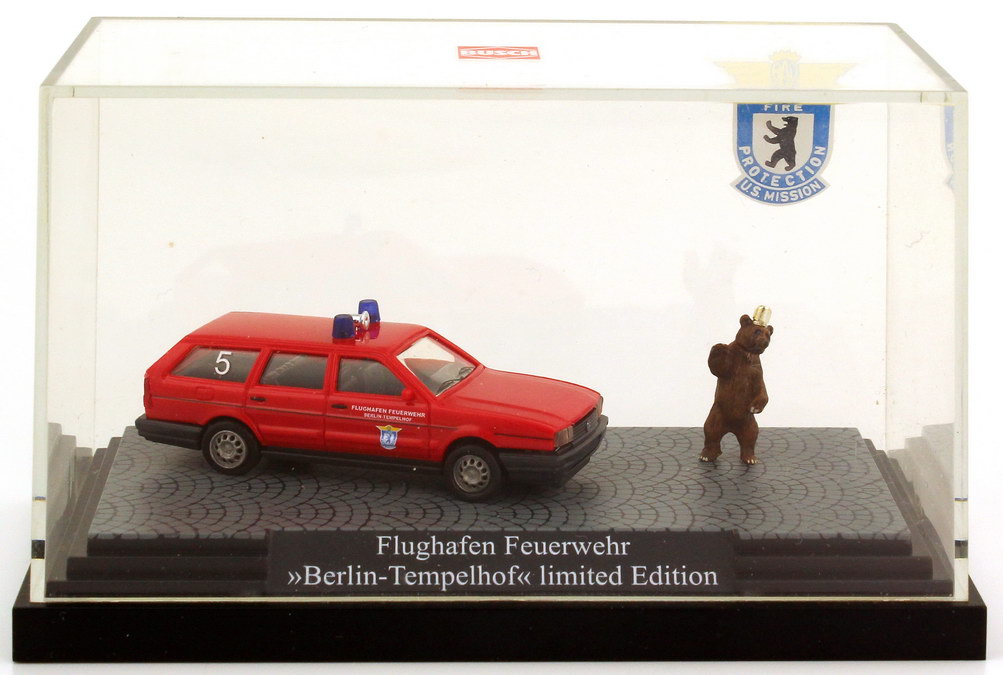 Foto 1:87 VW Passat B2 Variant Facelift Flughafen Feuerwehr Berlin-Tempelhof rot Busch 48115