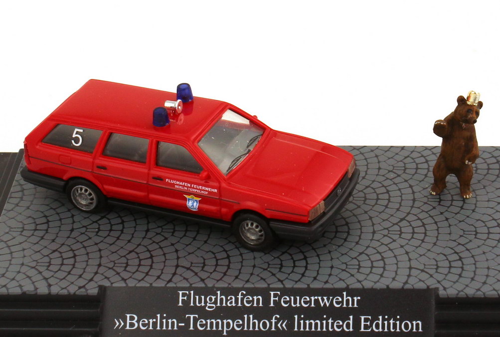 Foto 1:87 VW Passat B2 Variant Facelift Flughafen Feuerwehr Berlin-Tempelhof rot Busch 48115