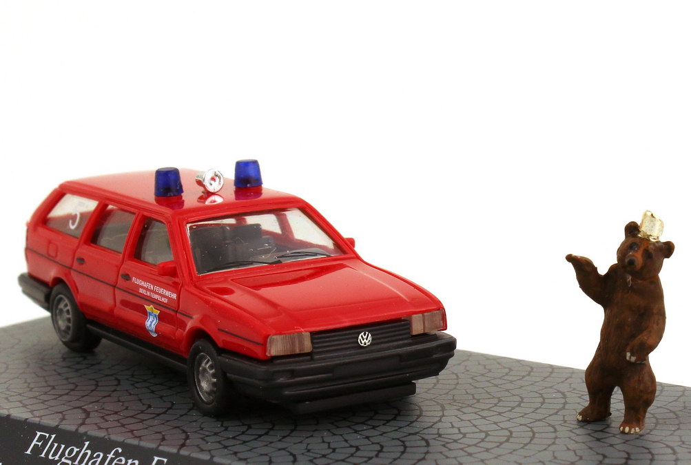 Foto 1:87 VW Passat B2 Variant Facelift Flughafen Feuerwehr Berlin-Tempelhof rot Busch 48115