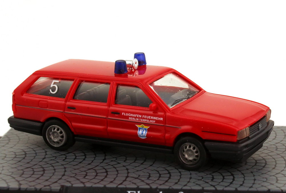 Foto 1:87 VW Passat B2 Variant Facelift Flughafen Feuerwehr Berlin-Tempelhof rot Busch 48115