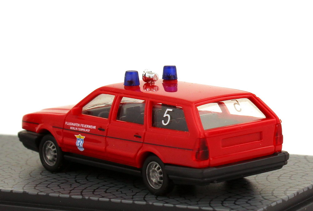 Foto 1:87 VW Passat B2 Variant Facelift Flughafen Feuerwehr Berlin-Tempelhof rot Busch 48115