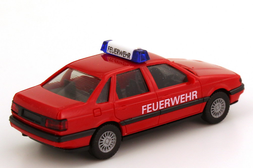 Foto 1:87 VW Passat GL (Typ B3) Feuerwehr ELW rot herpa 4133