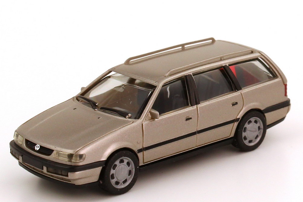 Foto 1:87 VW Passat Variant 1994 (Typ B4) rauchsilber-met. herpa 031660
