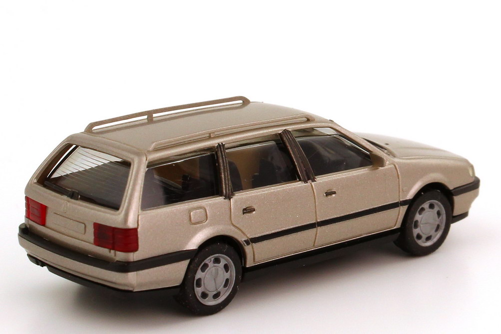 Foto 1:87 VW Passat Variant 1994 (Typ B4) rauchsilber-met. herpa 031660