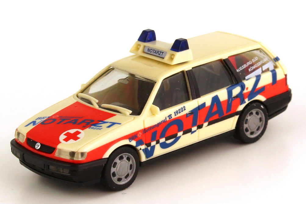 Foto 1:87 VW Passat Variant (Typ B4) NEF Notarzt BRK, Augsburg Süd Königsbrunn herpa 042628