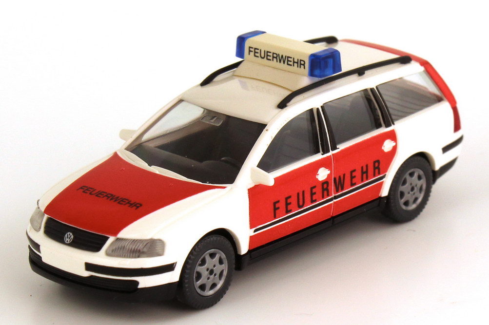Foto 1:87 VW Passat Variant (Typ B5) Feuerwehr weiß/rot Wiking 60105