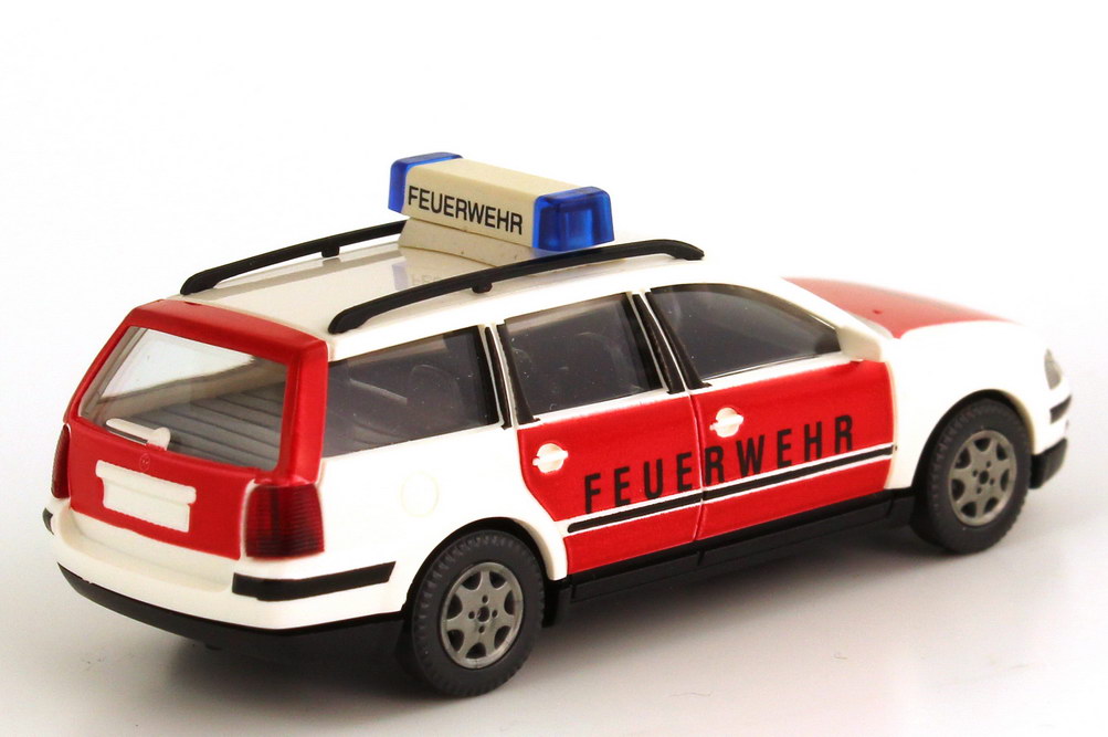 Foto 1:87 VW Passat Variant (Typ B5) Feuerwehr weiß/rot Wiking 60105