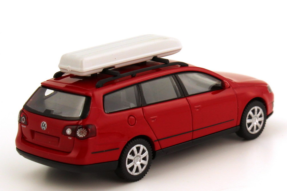 Foto 1:87 VW Passat Variant (Typ B6) tornadorot mit Dachbox Wiking 06503