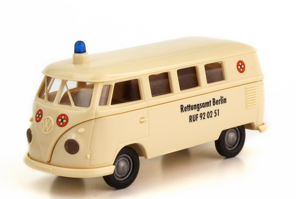 Foto 1:87 VW T1 (T1b) Bus Krankenwagen Rettungsamt Berlin, Ruf 92 02 51 Brekina 31792