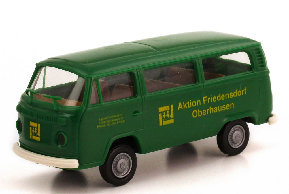 Foto 1:87 VW T2 (T2b) Bus Aktion Friedensdorf Oberhausen, Schulbus grün Brekina 9309
