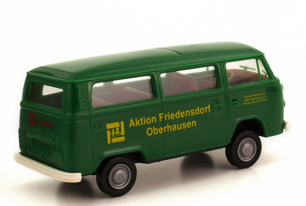 Foto 1:87 VW T2 (T2b) Bus Aktion Friedensdorf Oberhausen, Schulbus grün Brekina 9309