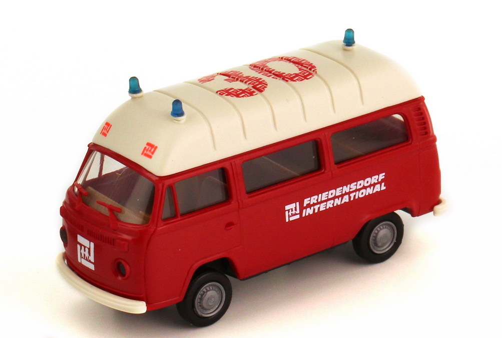 Foto 1:87 VW T2 (T2b) Bus Hochdach Feuerwehr 30 Jahre Friedensdorf International, Krankenwagen rot Brekina