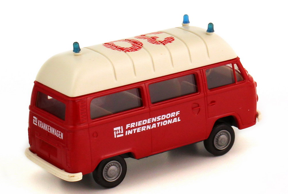 Foto 1:87 VW T2 (T2b) Bus Hochdach Feuerwehr 30 Jahre Friedensdorf International, Krankenwagen rot Brekina