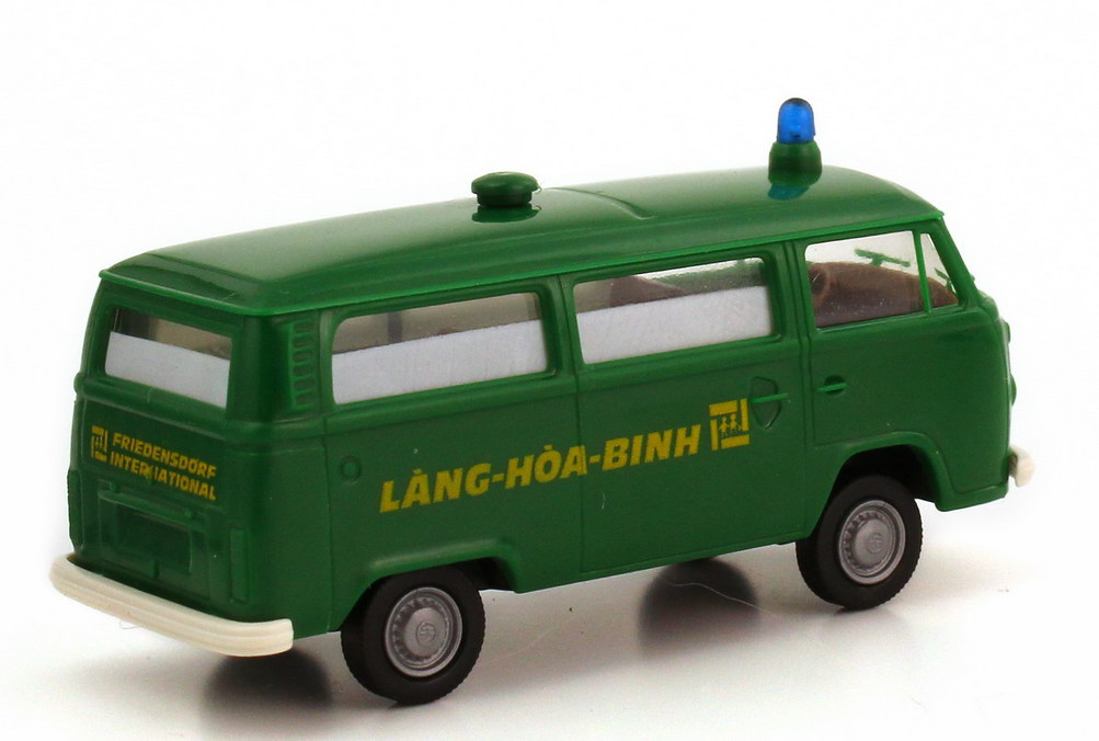 Foto 1:87 VW T2 (T2b) Bus Rettungswagen Aktion Friedensdorf Oberhausen, Lang-Hoa-Binh grün mit Blaulicht Brekina