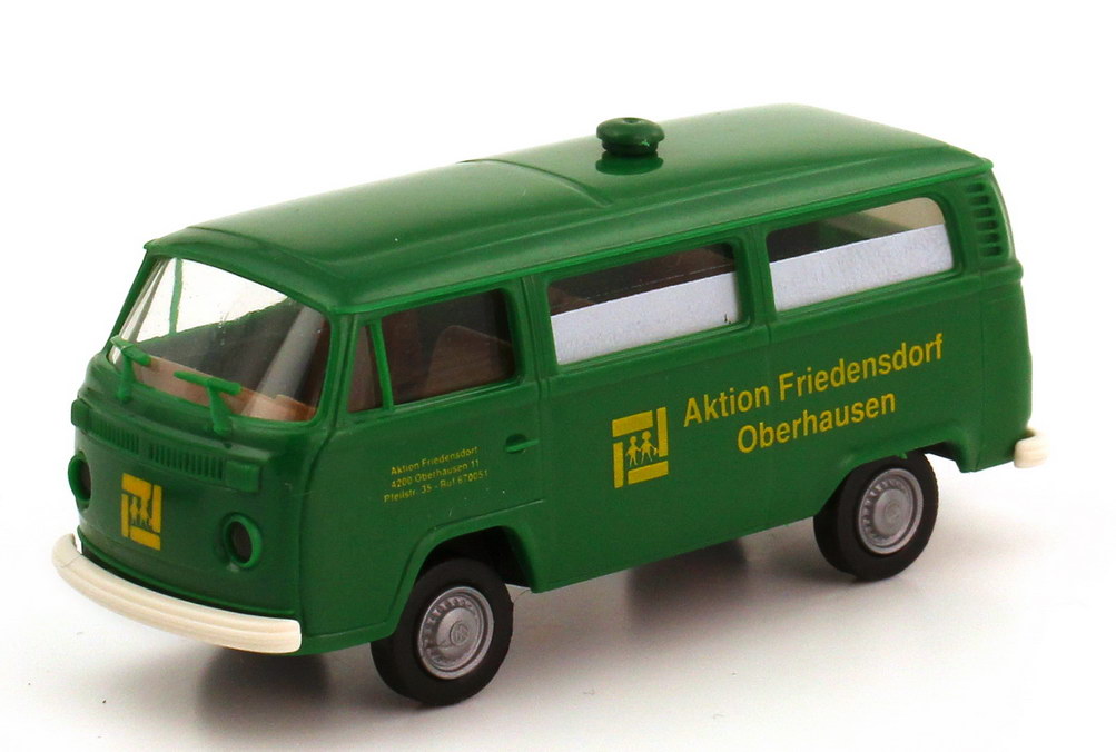Foto 1:87 VW T2 (T2b) Bus Rettungswagen Aktion Friedensdorf Oberhausenl grün Brekina