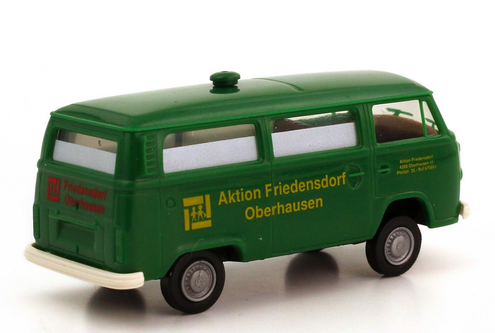 Foto 1:87 VW T2 (T2b) Bus Rettungswagen Aktion Friedensdorf Oberhausenl grün Brekina