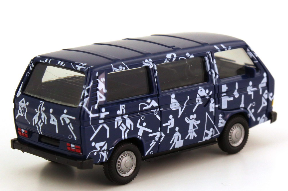 Foto 1:87 VW T3 Bus Sports bedruckt mit Sportsymbolen herpa 181860