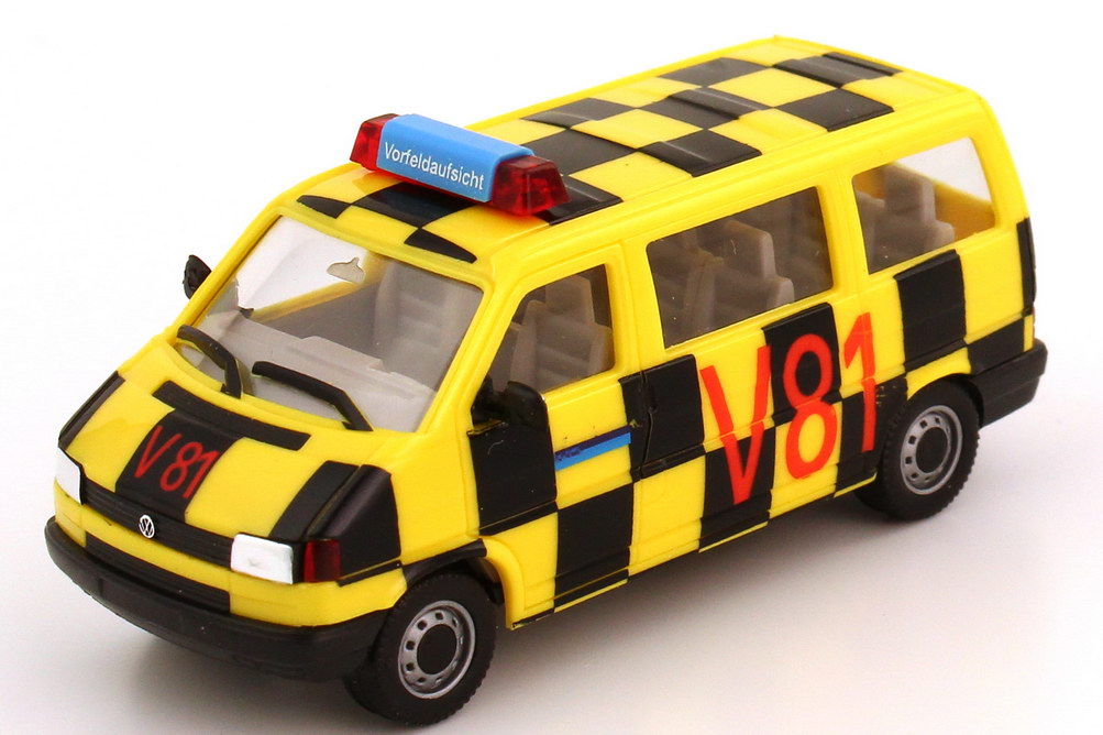 Foto 1:87 VW T4 Bus Caravelle - Vorfeldaufsicht Flughafen Frankfurt V81 - herpa 182683
