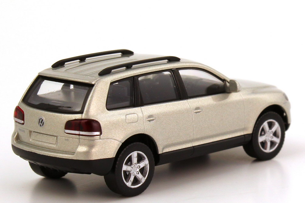 Foto 1:87 VW Touareg I Facelift (Typ 7L GP) silverleaf-met. Wiking 06039