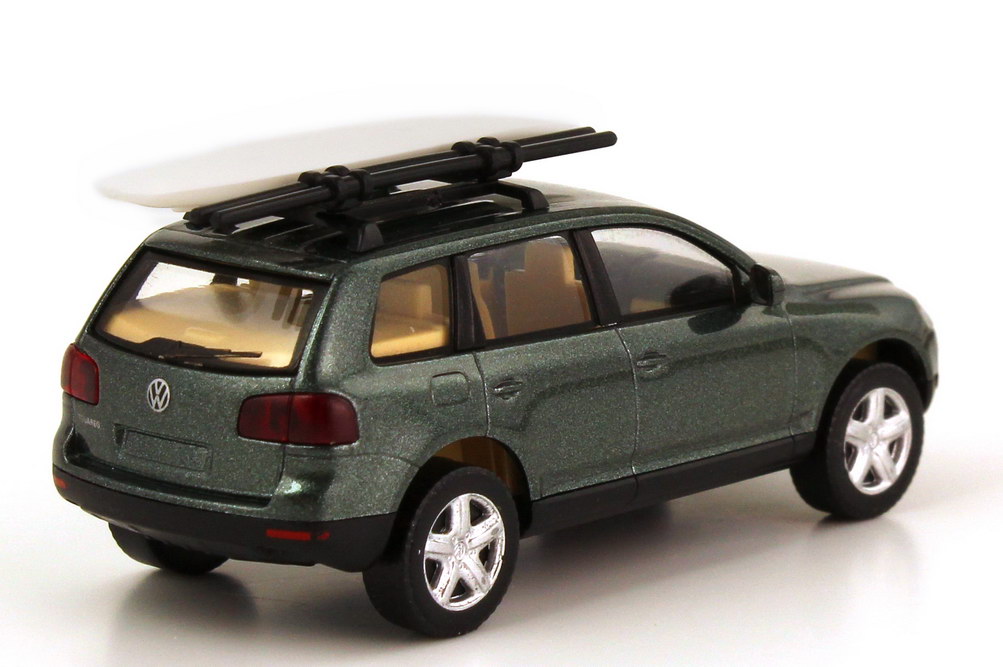 Foto 1:87 VW Touareg I (Typ 7L) schilfgrün-met. mit Surfbrett Wiking 06002