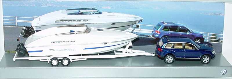 Foto 1:87 VW Touareg ravennablau-met. mit Speedboot Performance 807 Werbemodell Wiking 7L0099301A
