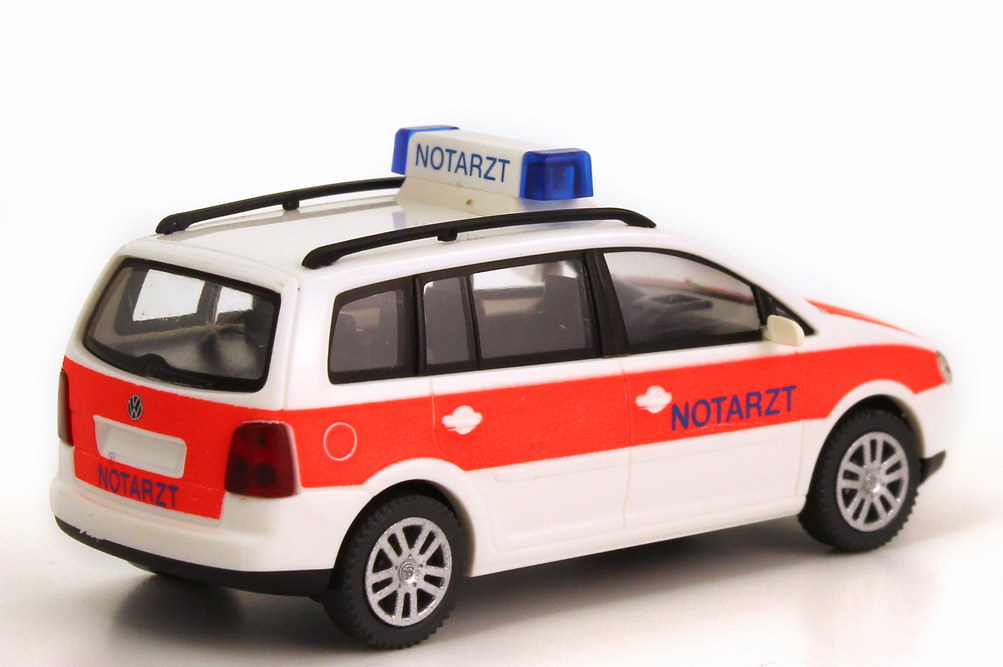 Foto 1:87 VW Touran (Typ 1T) NEF Notarzt weiß/tagesleuchtrot Wiking 07110