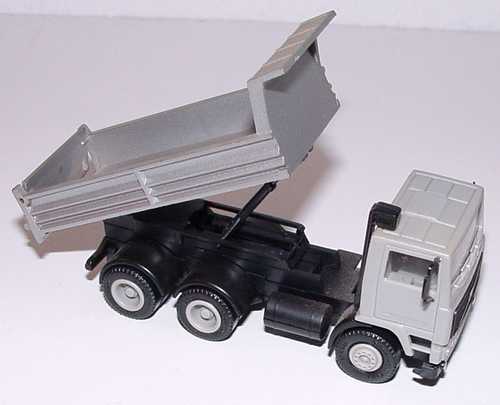 Foto 1:87 Volvo F10 (K) 3a Hinterkipper grau/silber(Spiegel montiert) herpa 800502