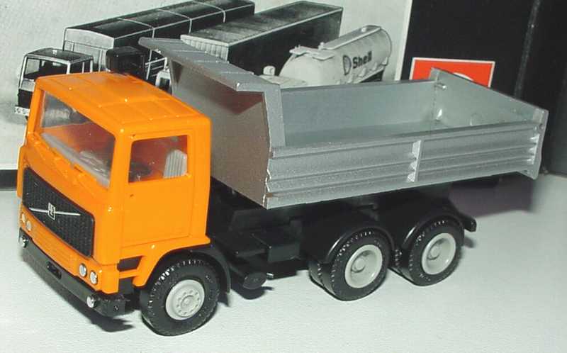 Foto 1:87 Volvo F10 (K) 3a Hinterkipper orange/silber herpa 800502