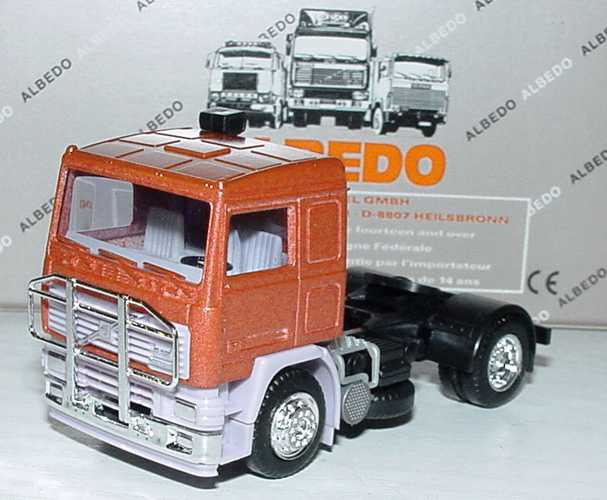 Foto 1:87 Volvo F12 2a Szgm rotmet./lila mit Kuhfänger verchromt Albedo